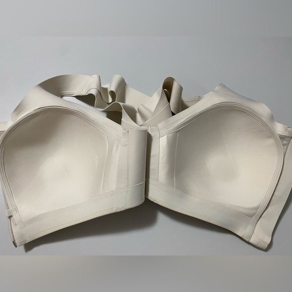 Like New! Lululemon Enlite Front Zip Bra - Picture 10 of 16